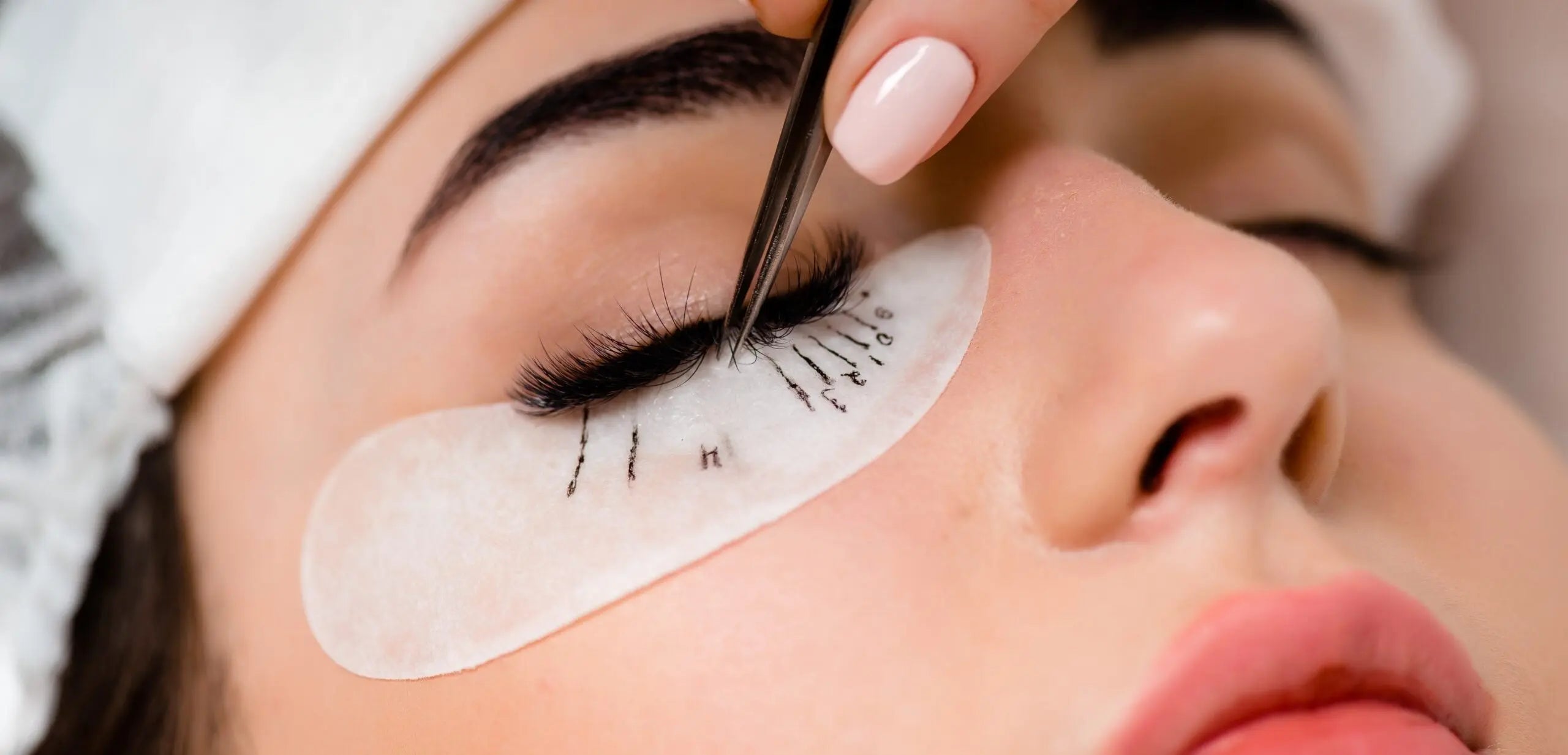 7 Effective Methods for Safely Removing Eyelash Extension Glue at Home