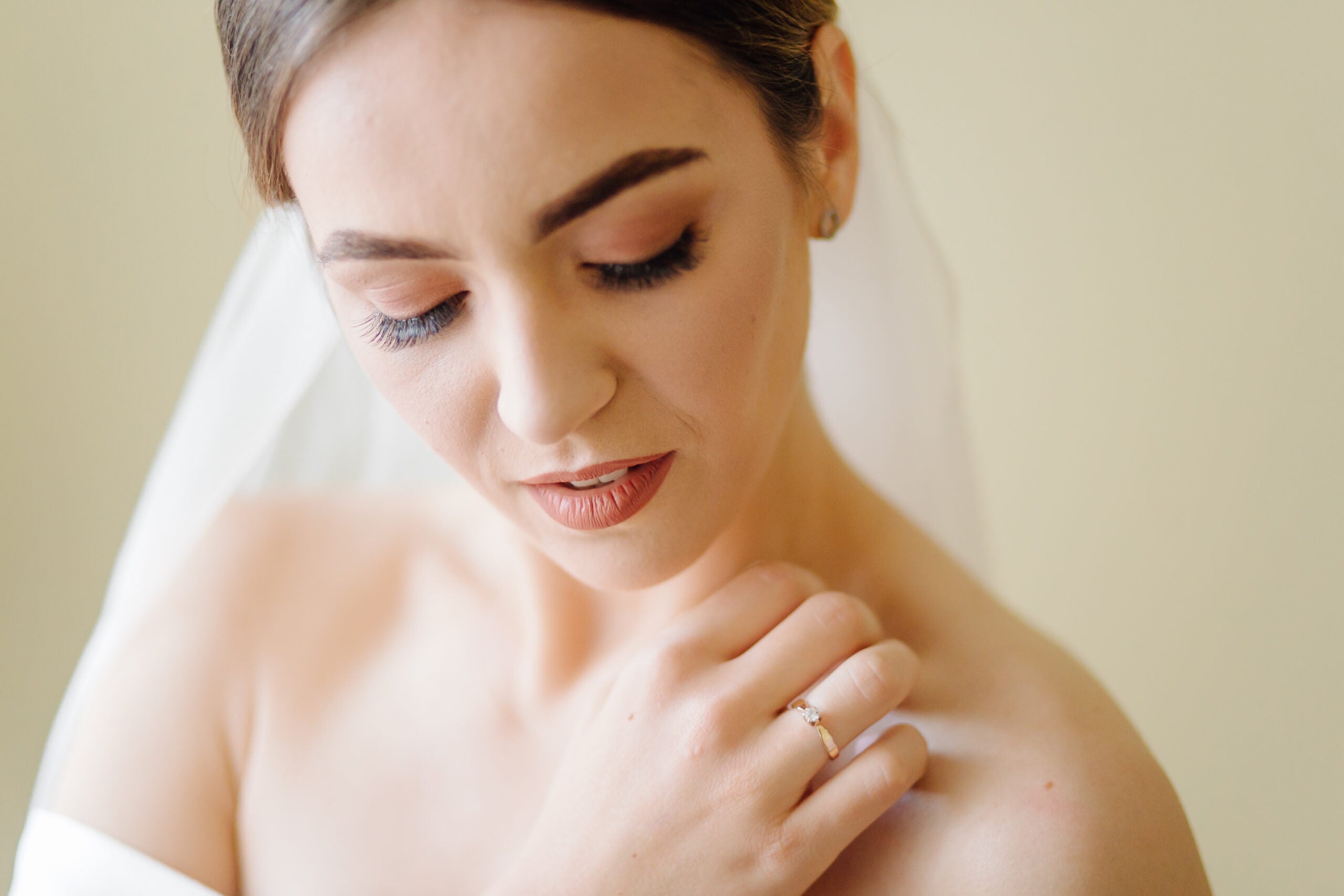 Adorable bride with lash extensions by LavisLash US preparing