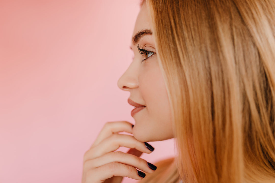 pensive-woman-with-long-eyelashes-standing-pink-pleased-caucasian-woman-with-straight-hairstyle-chilling-lash-extension