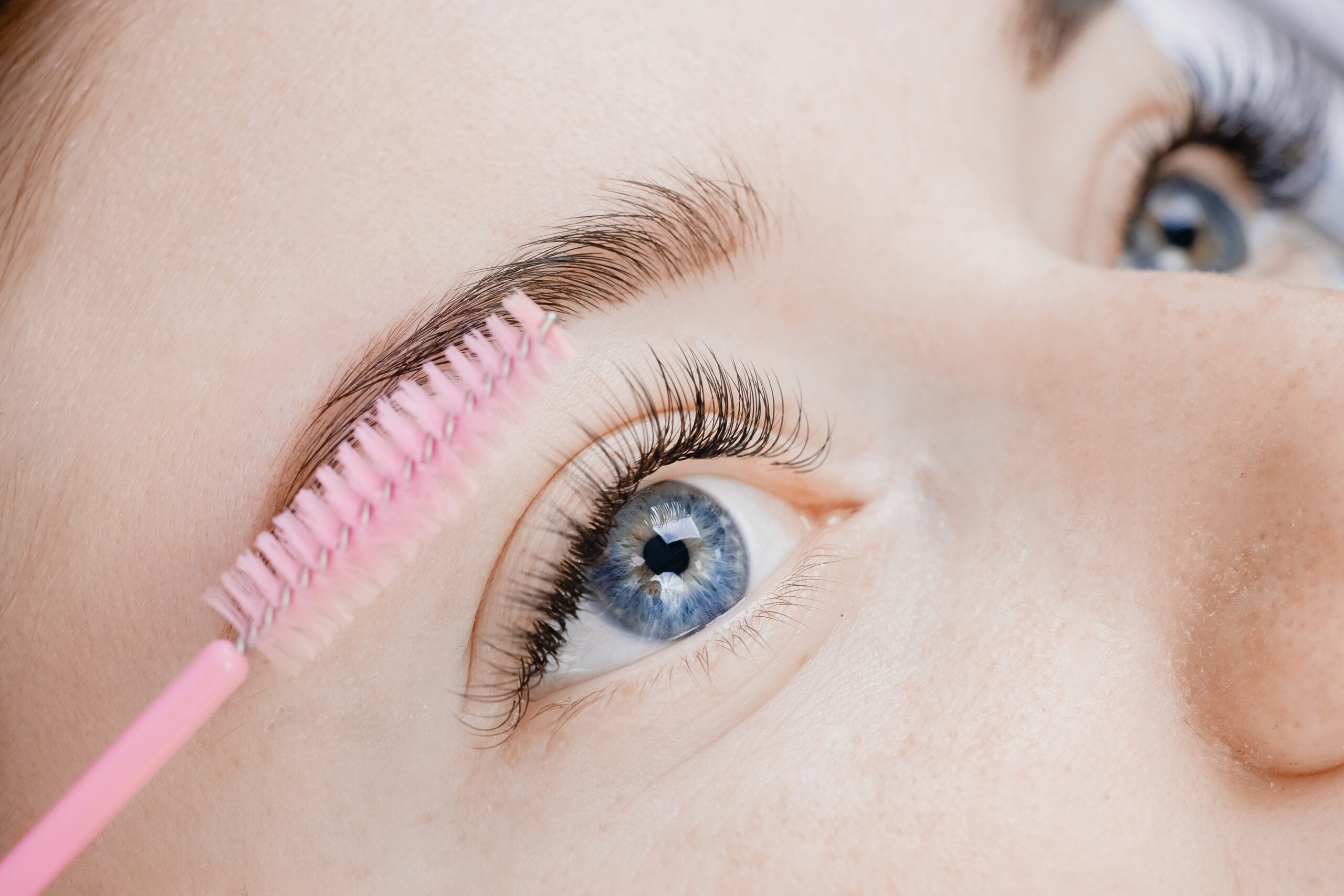 women eyes applying classic lash extensions